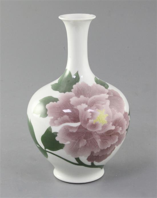 A Japanese porcelain bottle vase, c.1900, by Makuzu Kozan I (1860-1916) height 18.5cm, rim chip